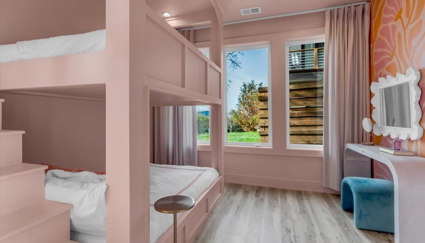 Luxe Urban Retreat - Private Rooftop Hot Tub Deck *