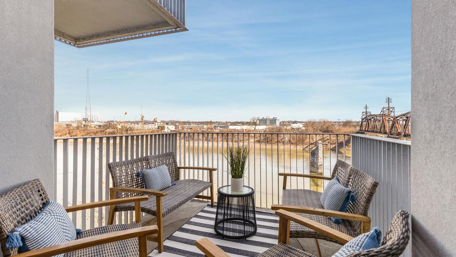 Upscale Riverview With Garage Walk To Downtown Apartment *