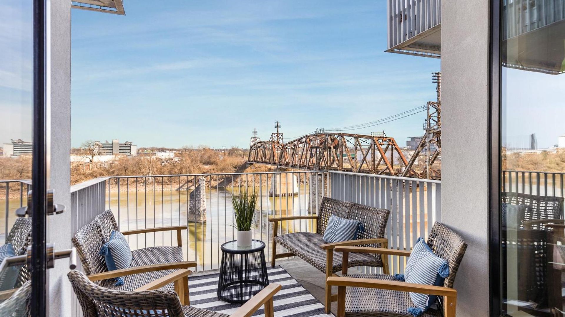 Upscale Riverview With Garage Walk To Downtown Apartment Nashville