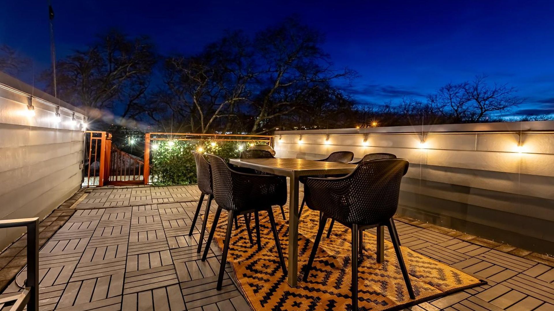 Modern Luxe Townhome With Rooftop Cinema Apartment *
