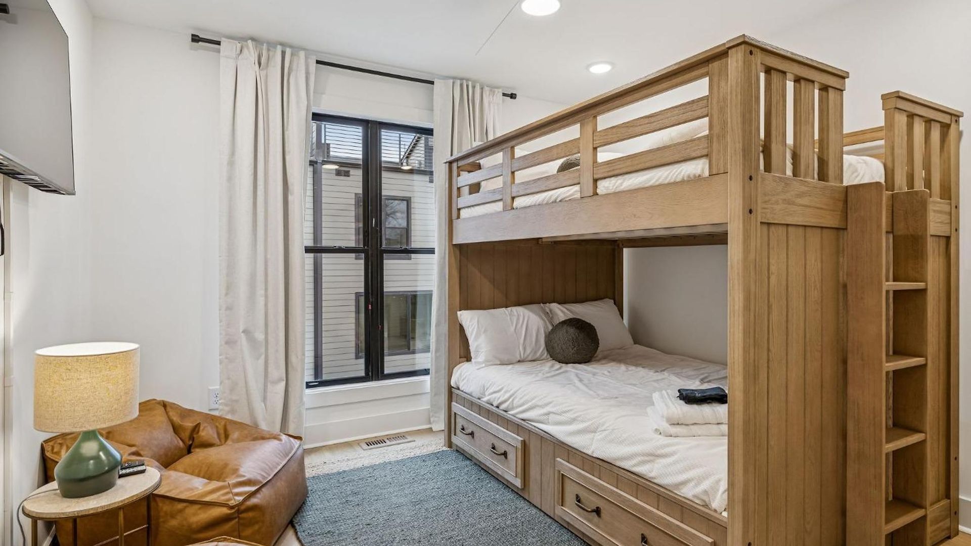 New Modern Escape With Rooftop Hot Tub Apartment Nashville