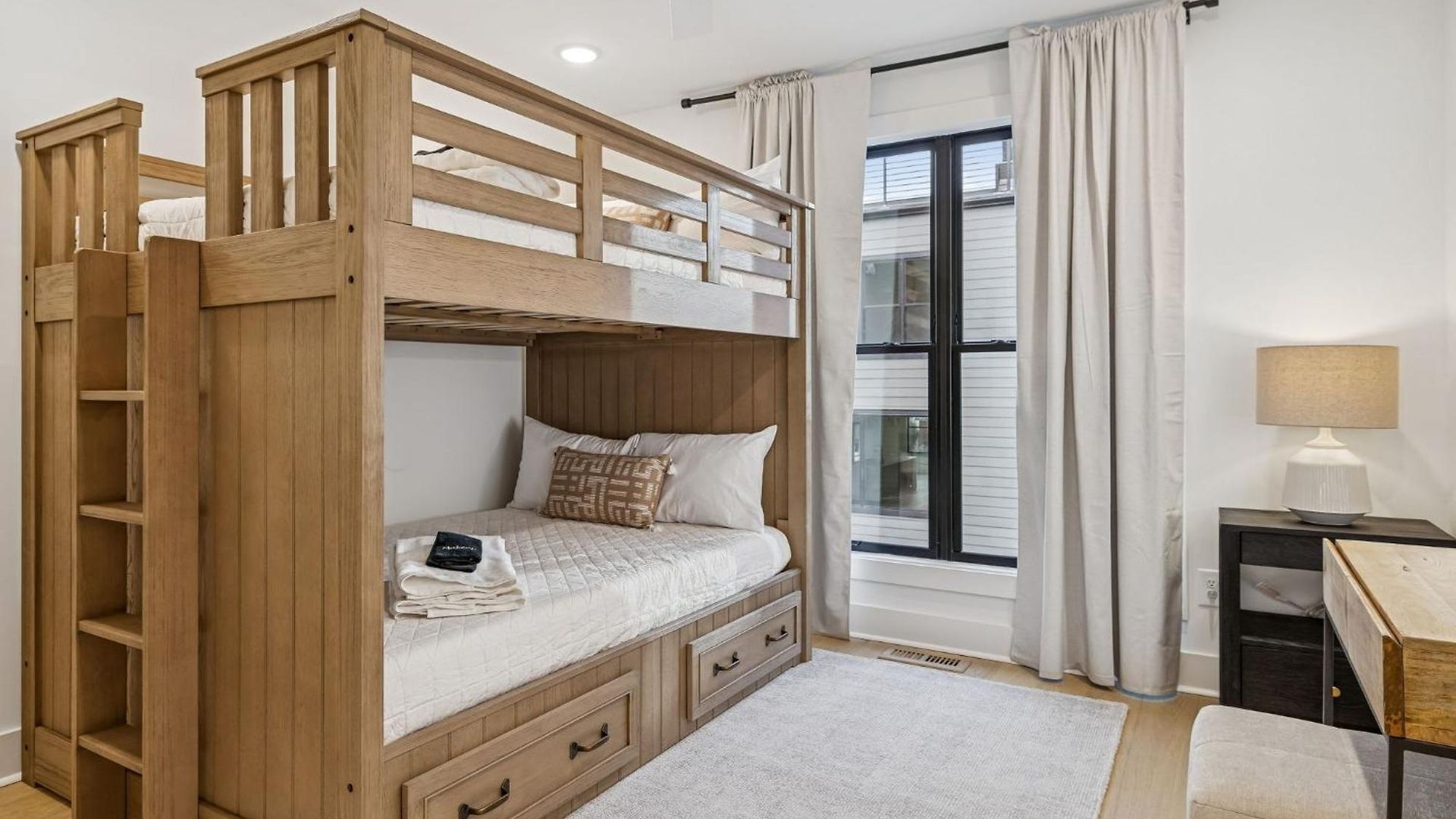New Modern Escape With Rooftop Hot Tub Nashville