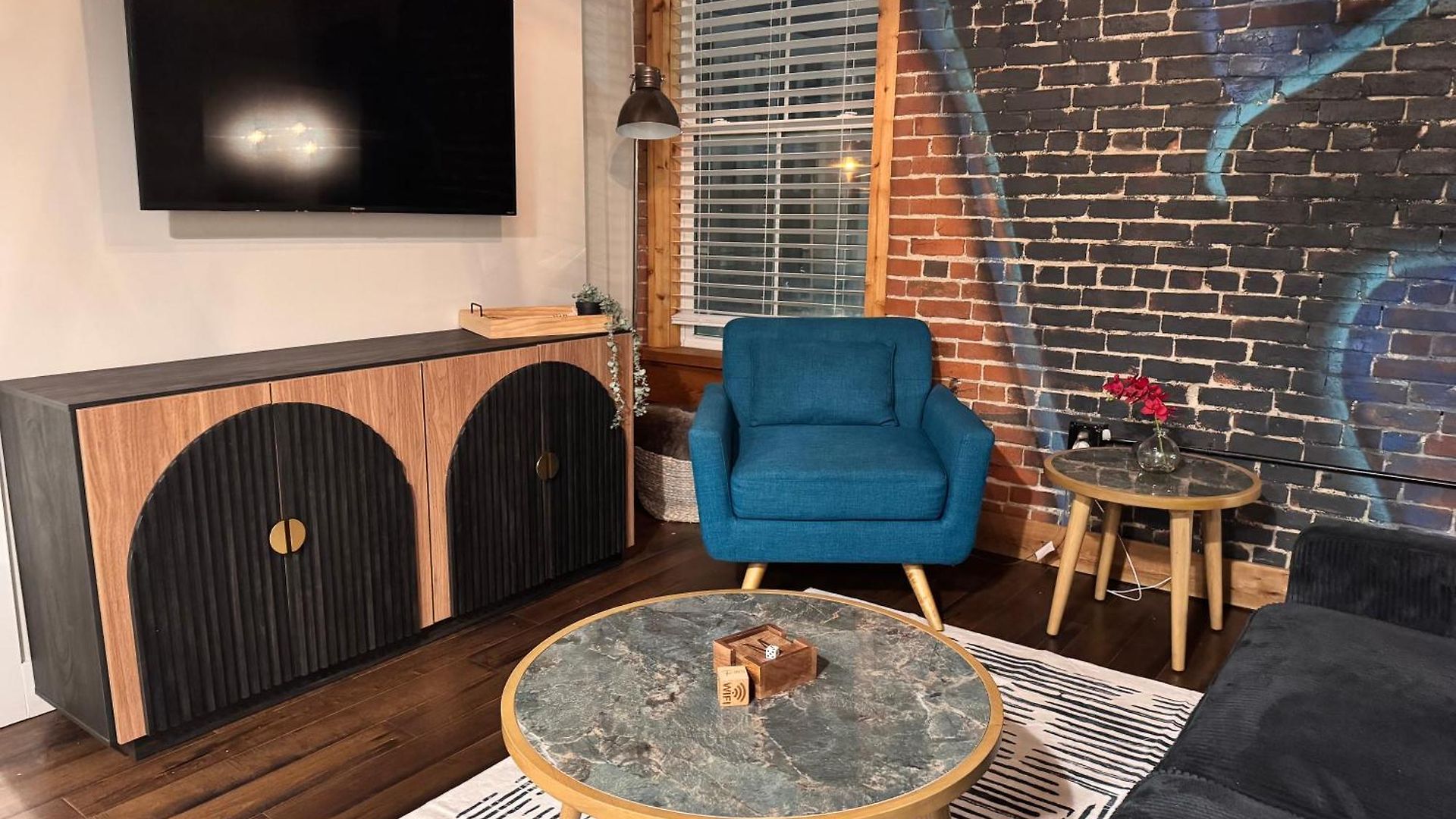 The 1865 Experience With Speakeasy, Pool & Parking Apartment