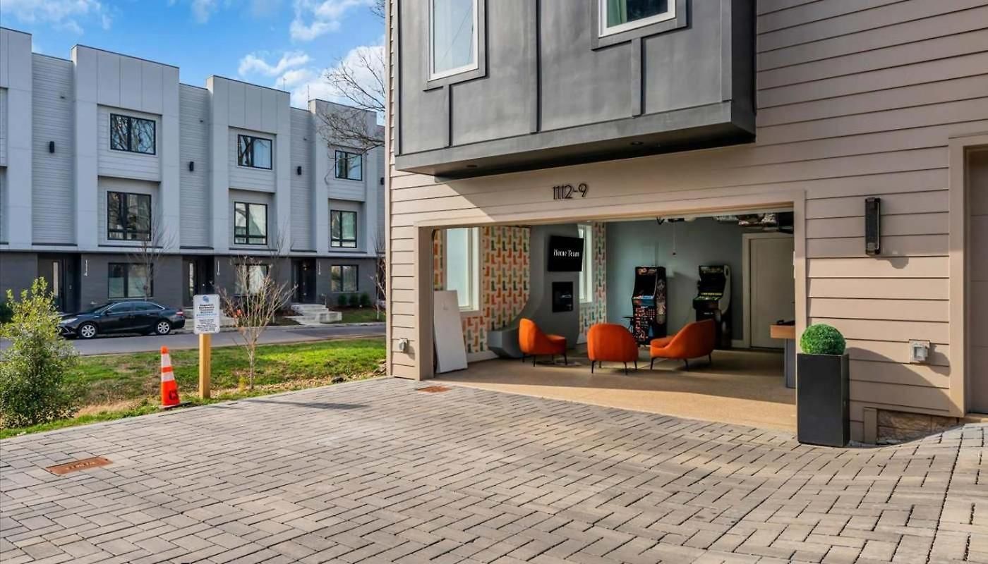 Luxe Urban Retreat - Private Rooftop Hot Tub Deck Apartment