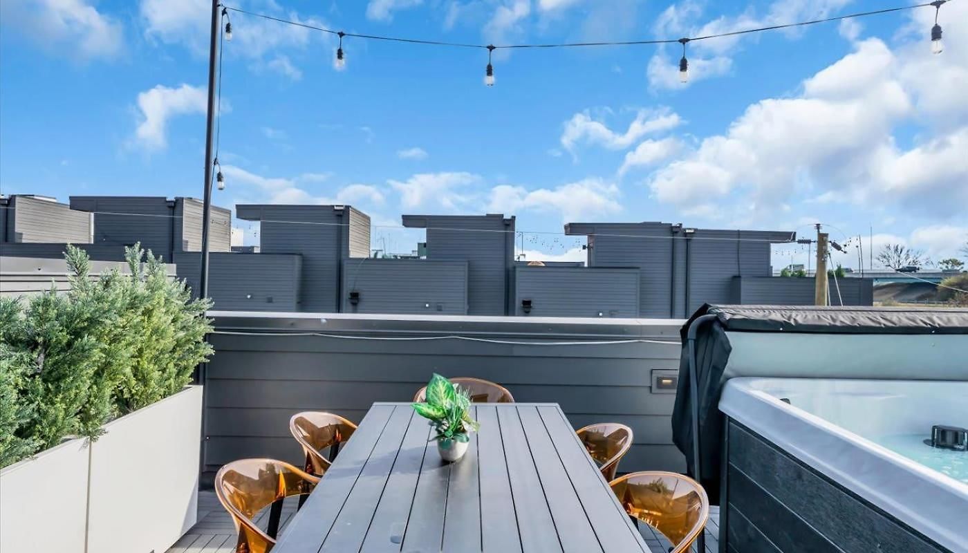 Luxe Urban Retreat - Private Rooftop Hot Tub Deck