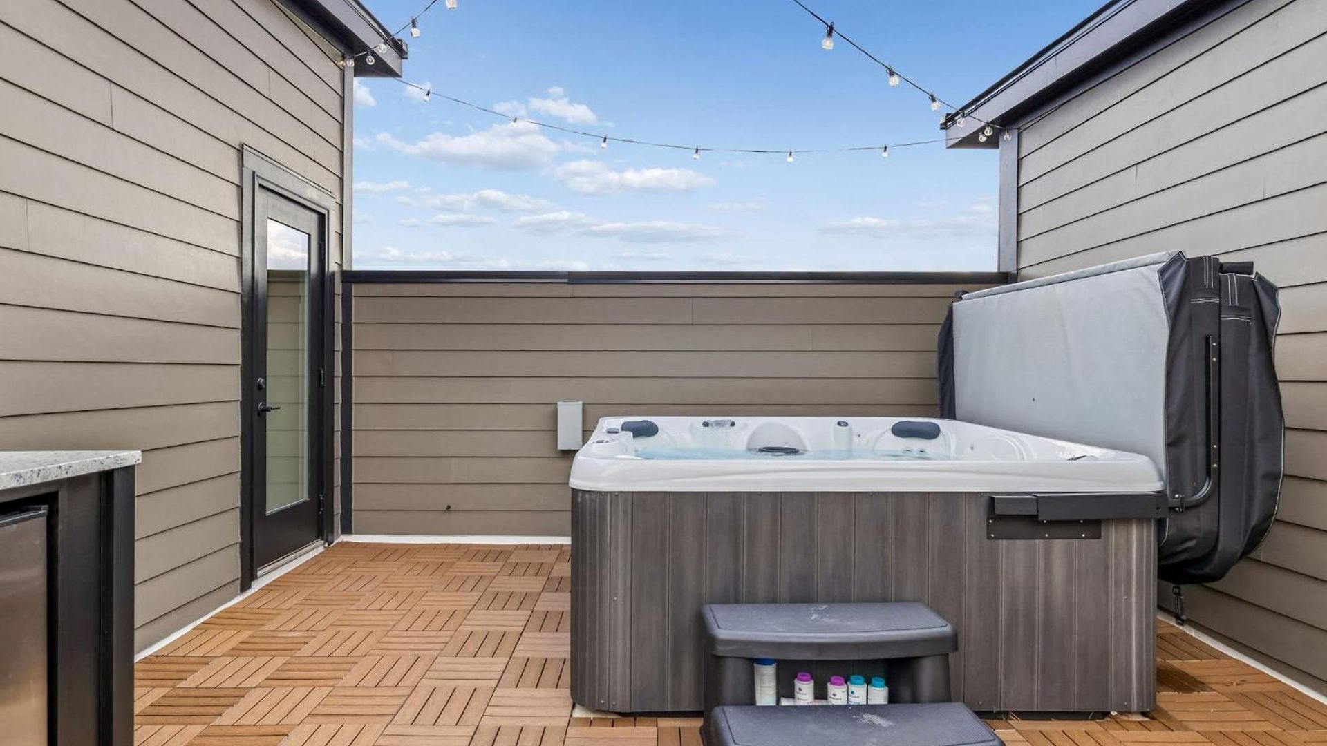 Modern Multi-level Retreat With Rooftop Hot Tub *