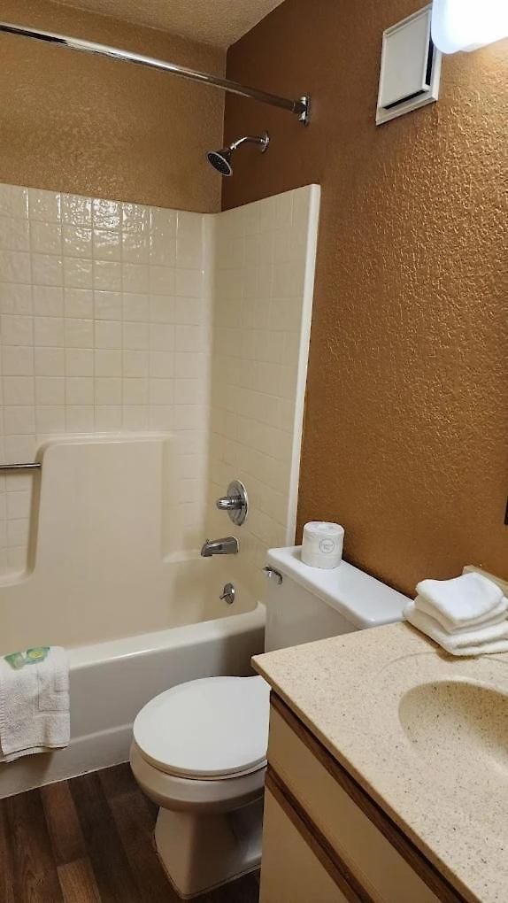 Homestay Suites 2*