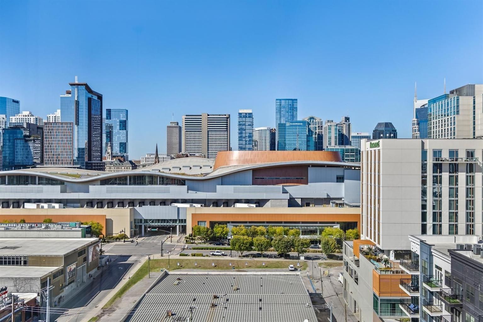 In Walkable Area 25 Miles To Downtown Family & Dog Friendly Nashville