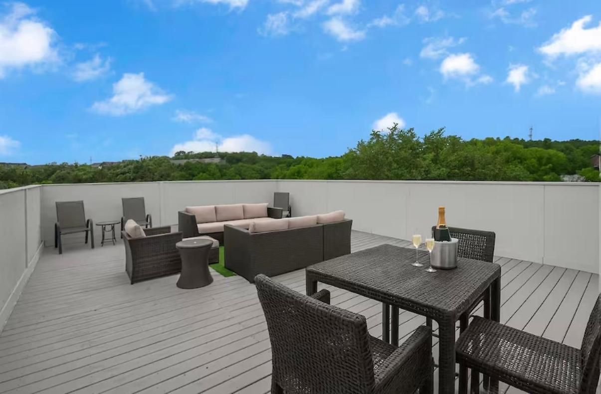 Holiday home Rooftop, Large Backyard, Fire Pit, Near Downtown *