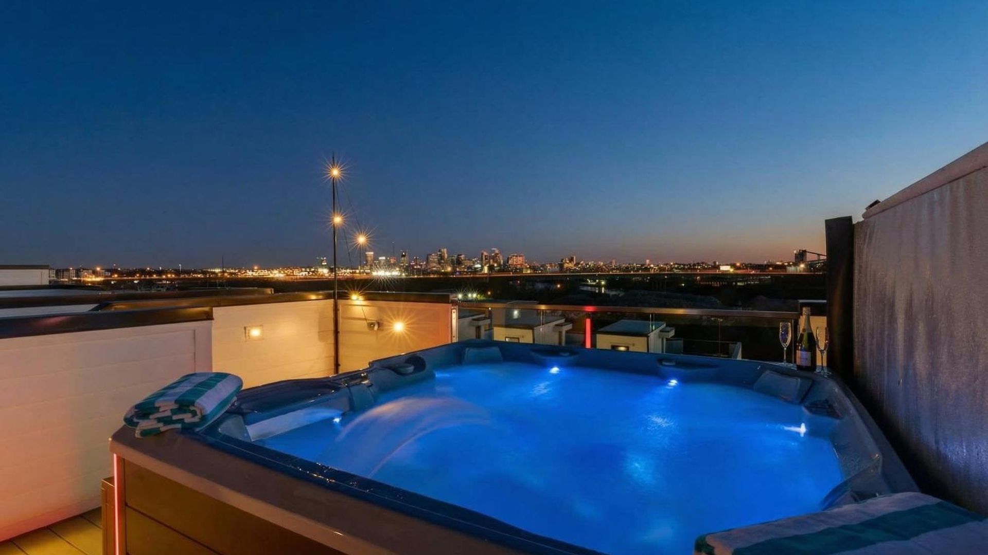 New We Roll Rooftop - Hot Tub With Views - 13 Beds Holiday home
