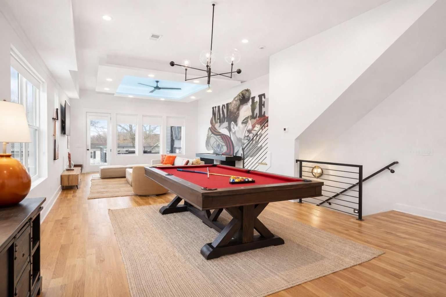 Holiday home New Modern Multi-level Pooltable & Rooftop