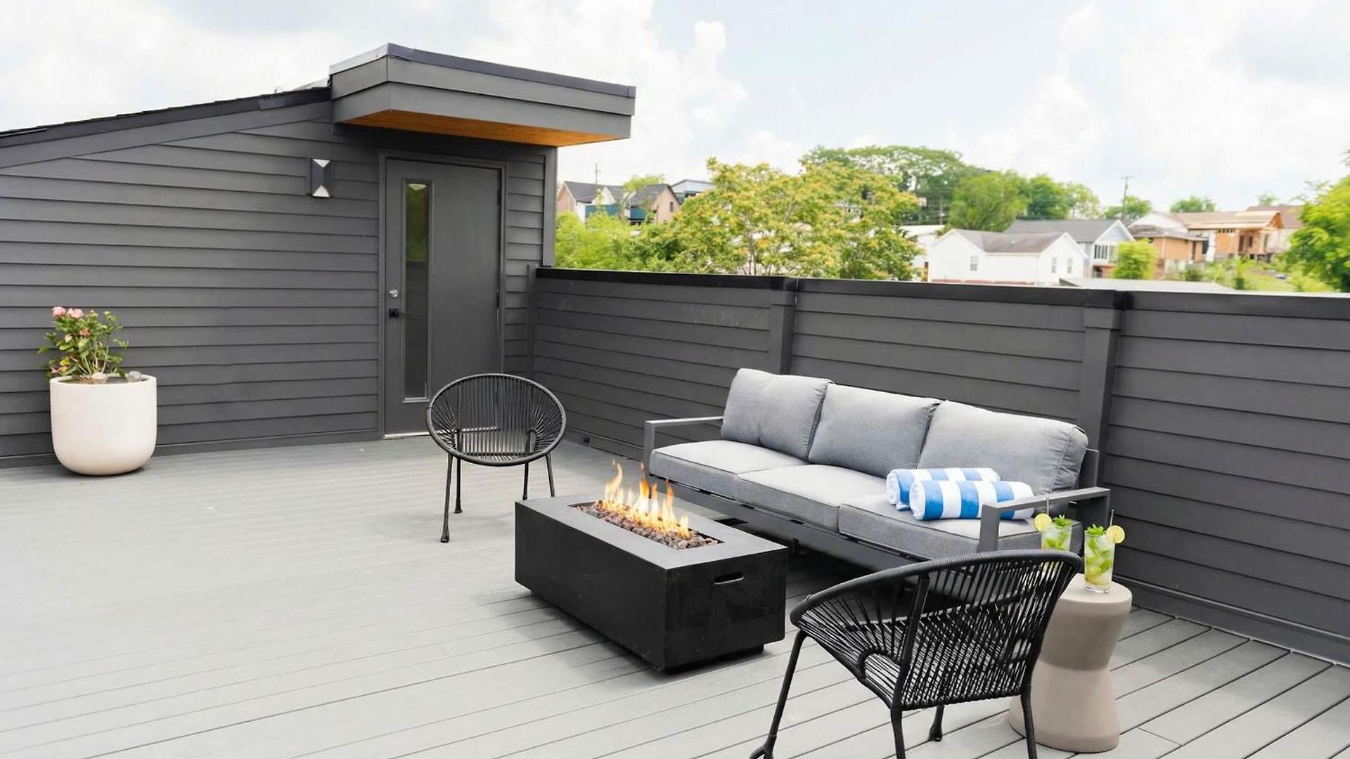 Dual Homes Rooftop Deck In Downtown Holiday home