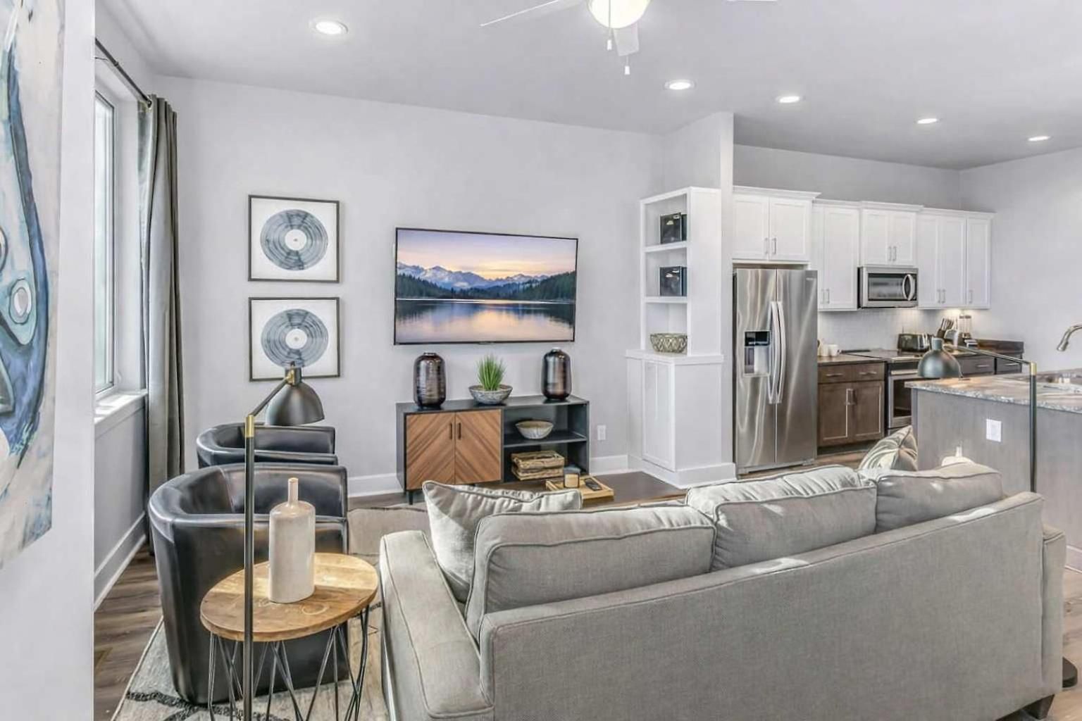Spacious Nash For 12 Near Broadway *