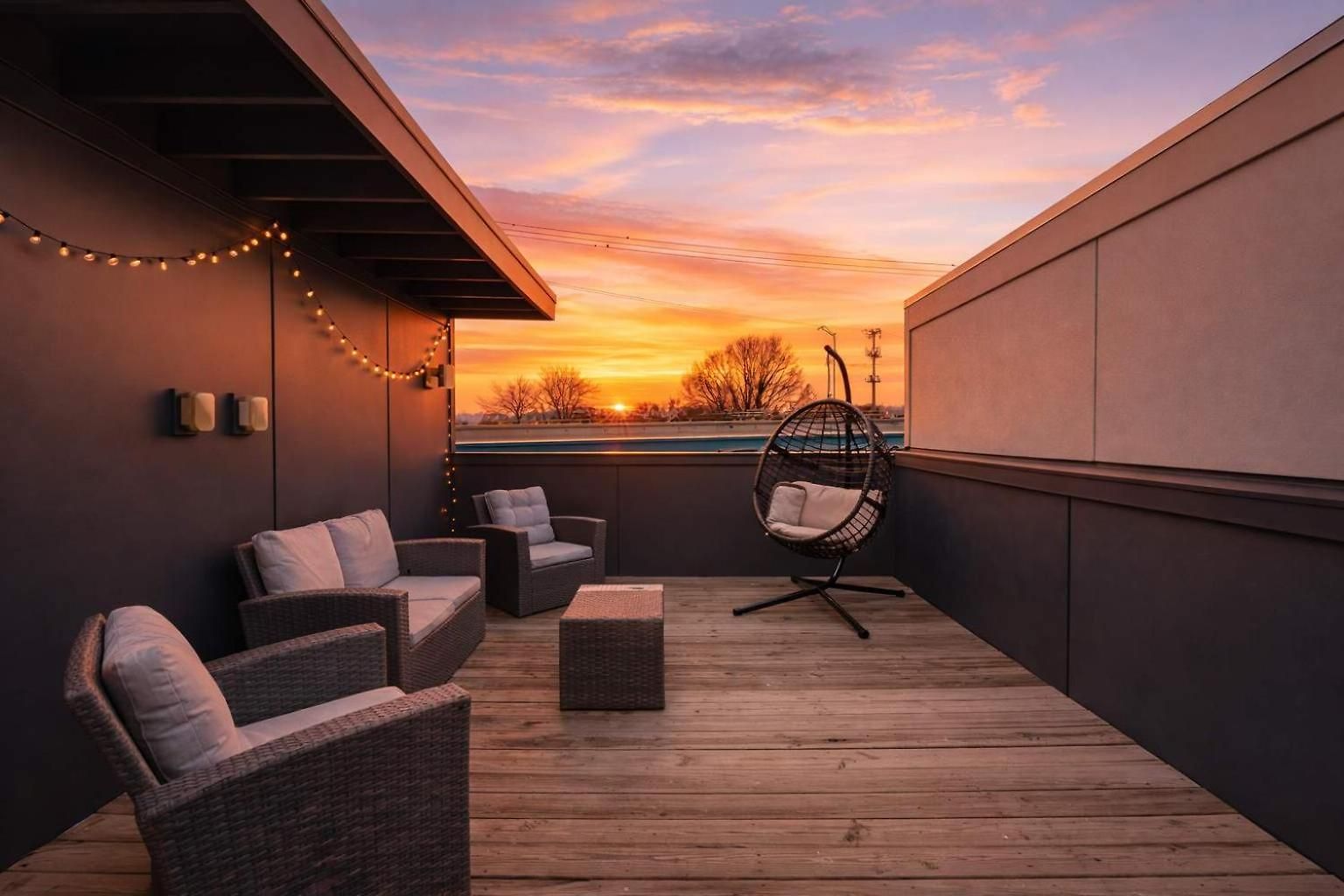 Holiday home Chic Near Downtown Sleeps 14 *