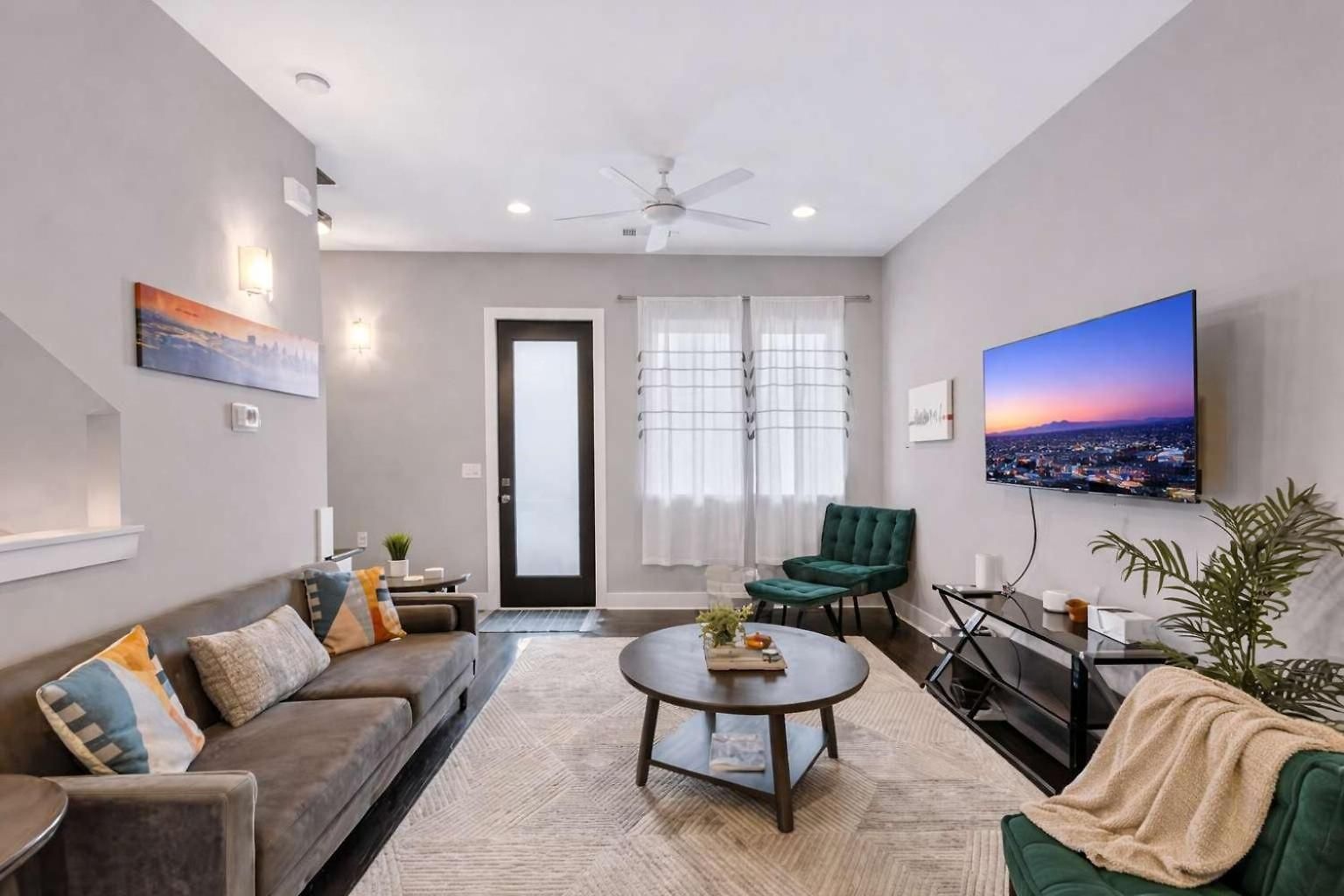 Chic Near Downtown Sleeps 14 Holiday home Nashville