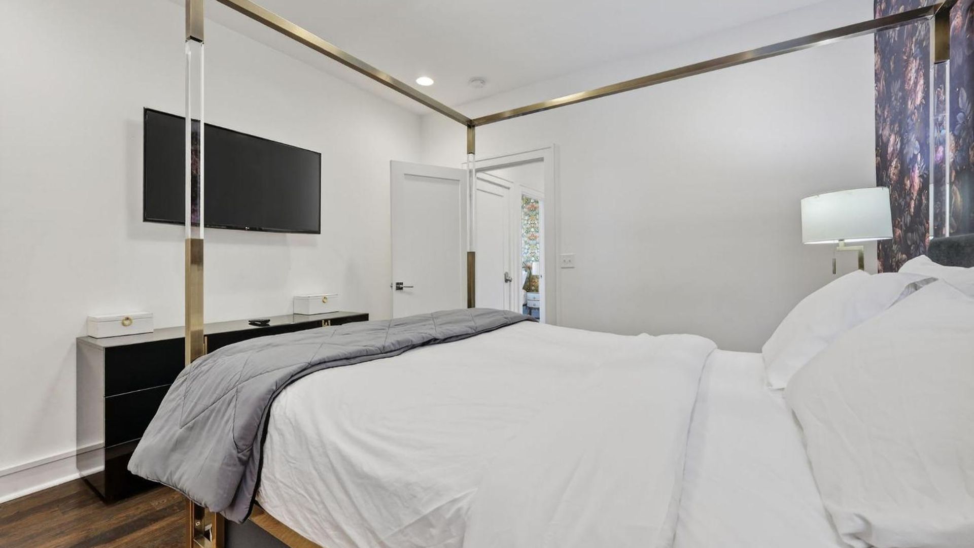 Designer - The Gulch - Private Rooftop Holiday home *