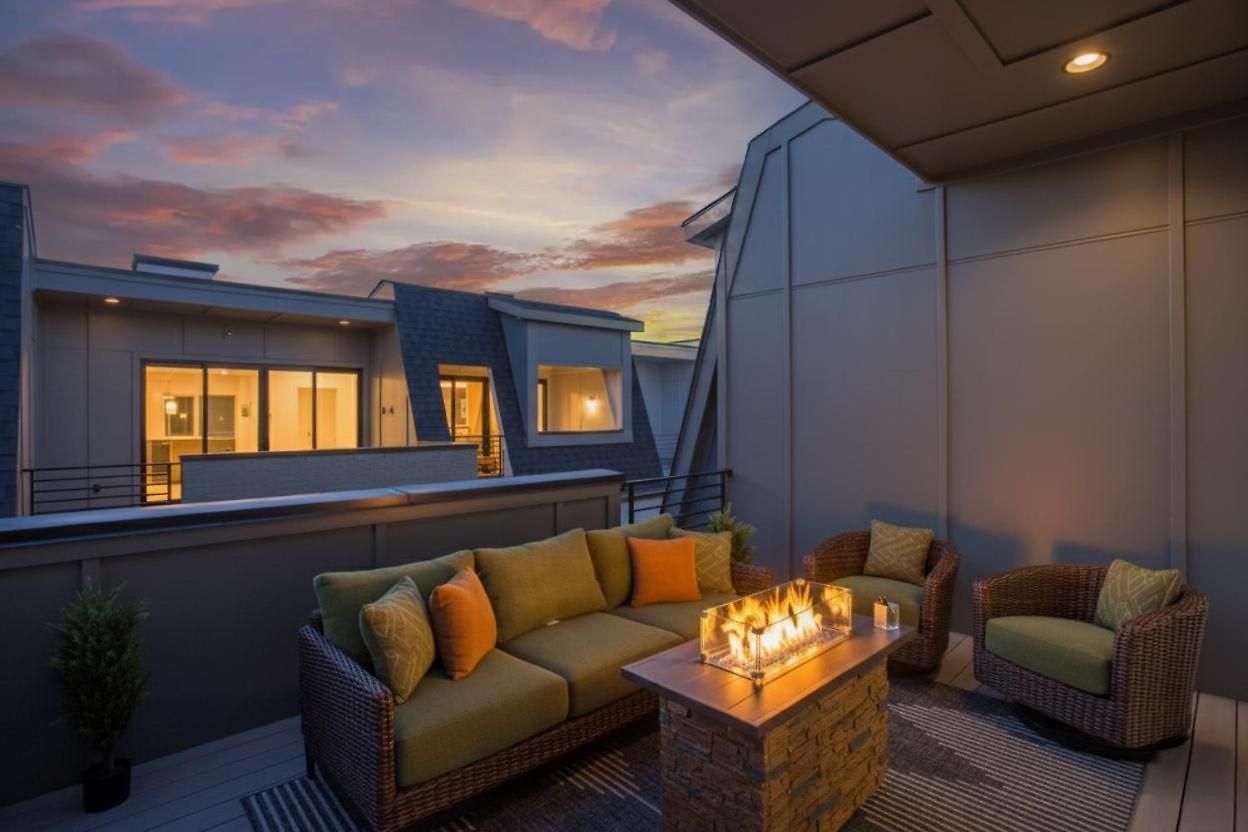 Luxury Gated Duo Sleeps 24 Karaoke & Rooftop Holiday home