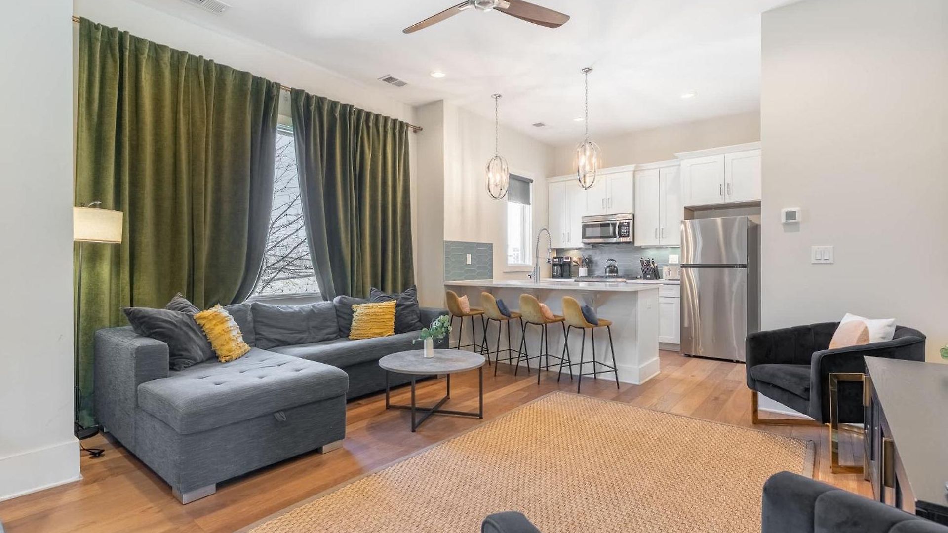 The Velvet Vinyl- Private Rooftop & Near Broadway Holiday home *