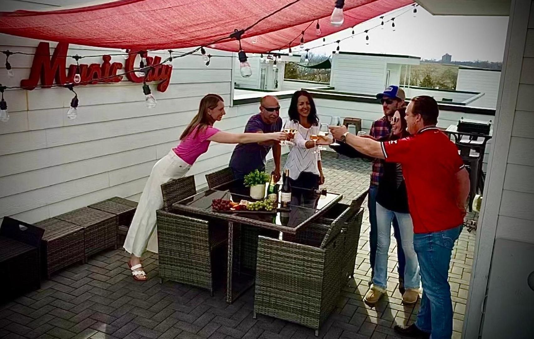 Holiday home Rooftop Fire Pit + River Views 4br Sleeps 12 *