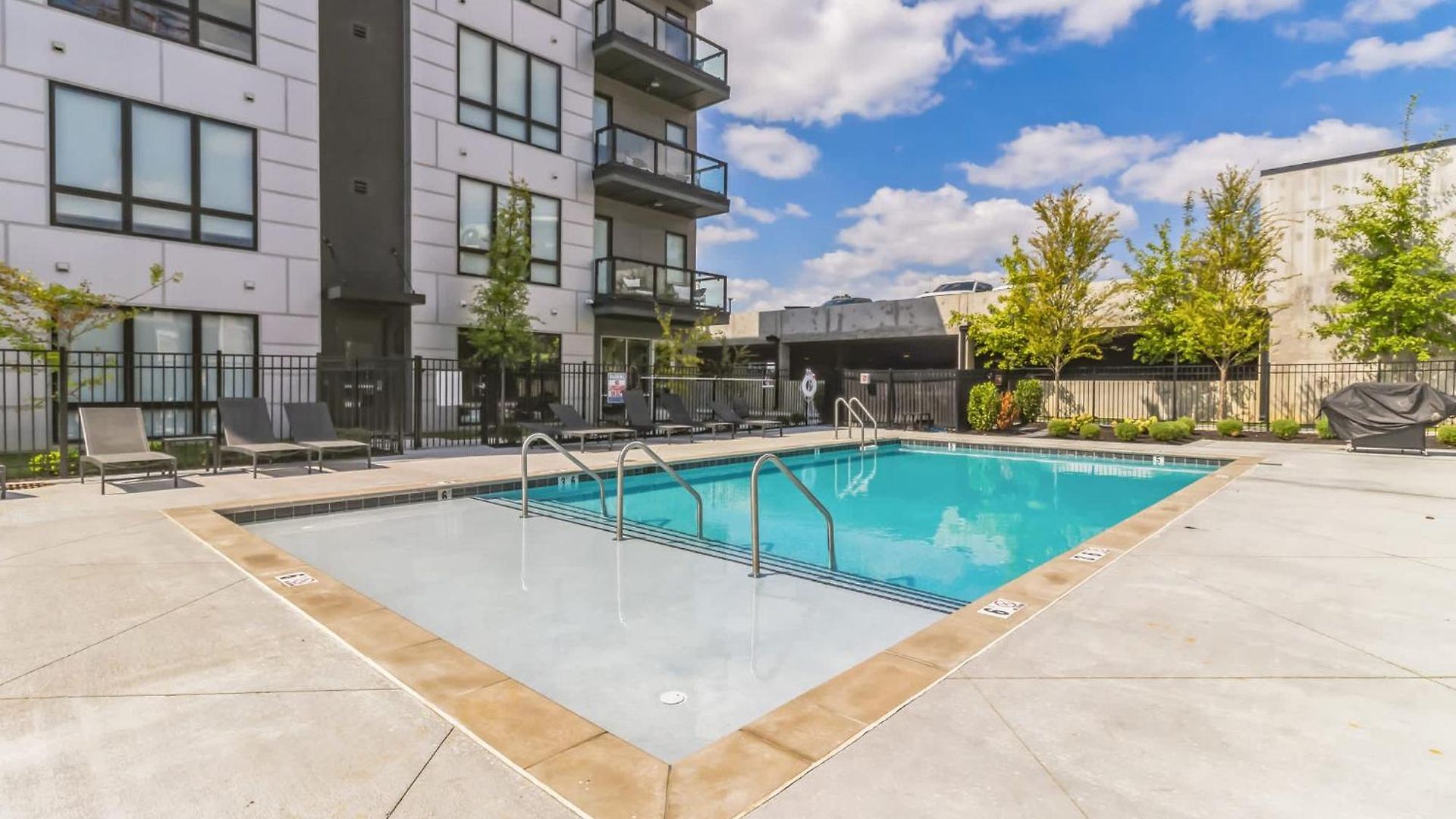 Modern West End For 6 Shared Pool & Gym Holiday home