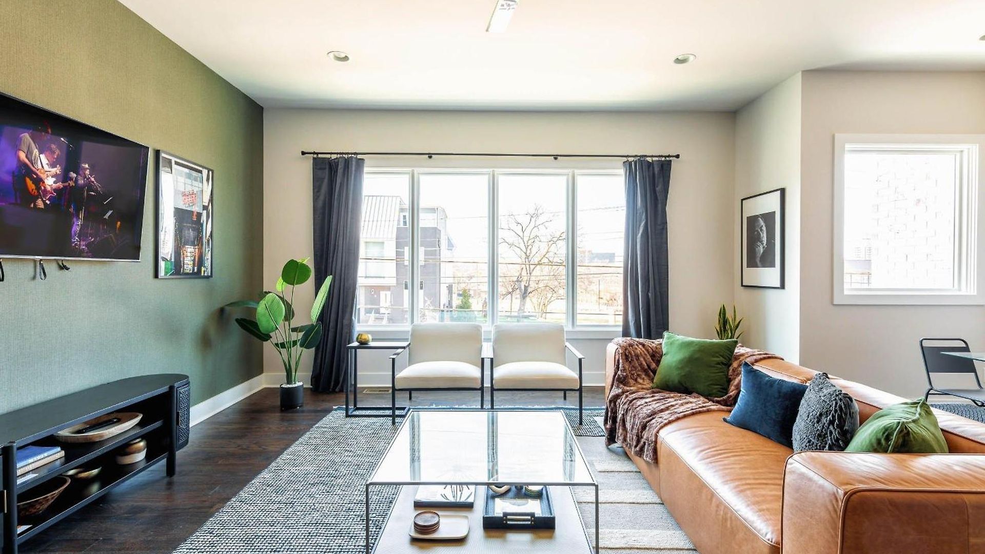 Boots & Broadway - 2 Units - Mins To Broadway *