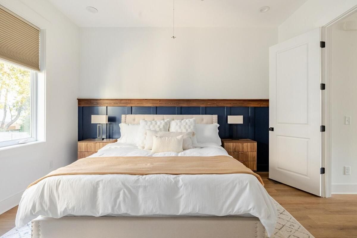 Rooftop Retreat & Skyline Views *