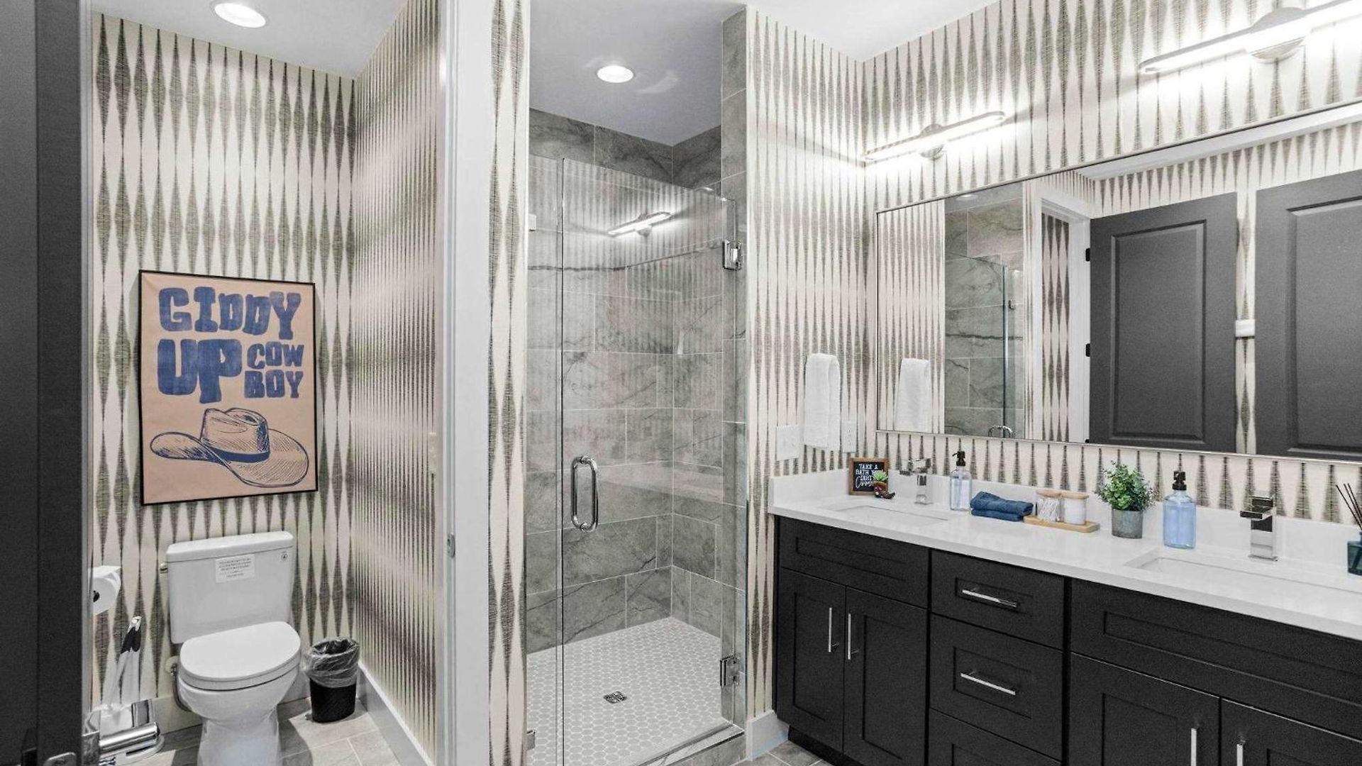 Luxury Gated Duo Sleeps 24 Karaoke & Rooftop Holiday home