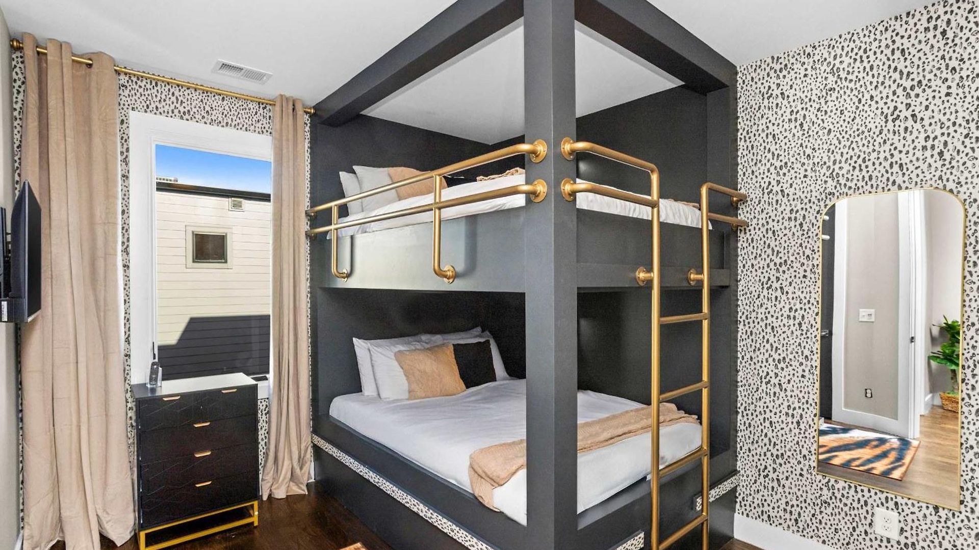 Luxury Gated Duo Sleeps 24 Karaoke & Rooftop