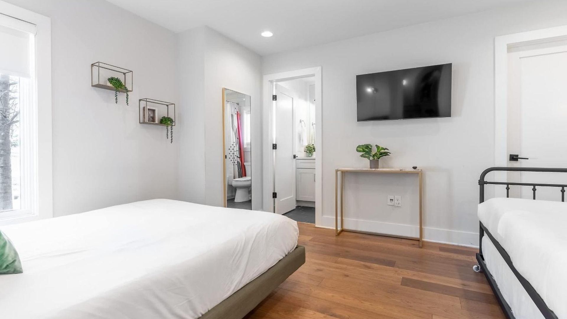 Holiday home The Velvet Vinyl- Private Rooftop & Near Broadway *