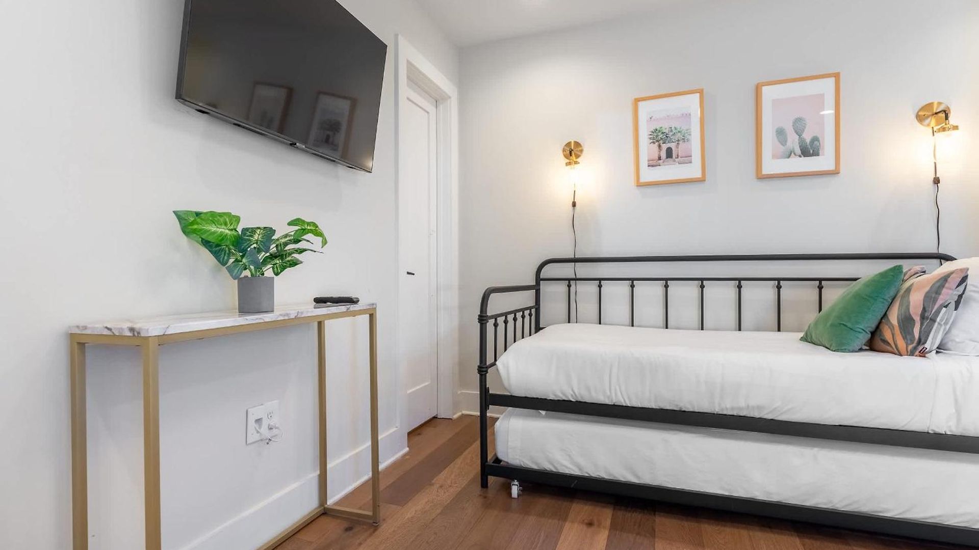The Velvet Vinyl- Private Rooftop & Near Broadway Holiday home