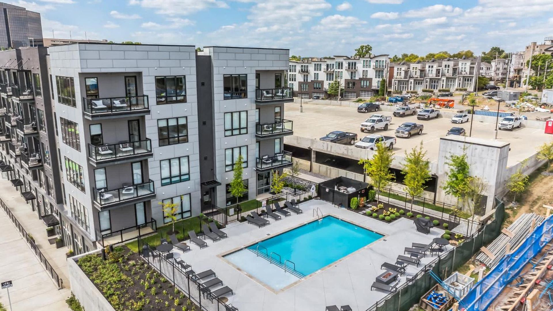 Modern West End For 6 Shared Pool & Gym * Nashville