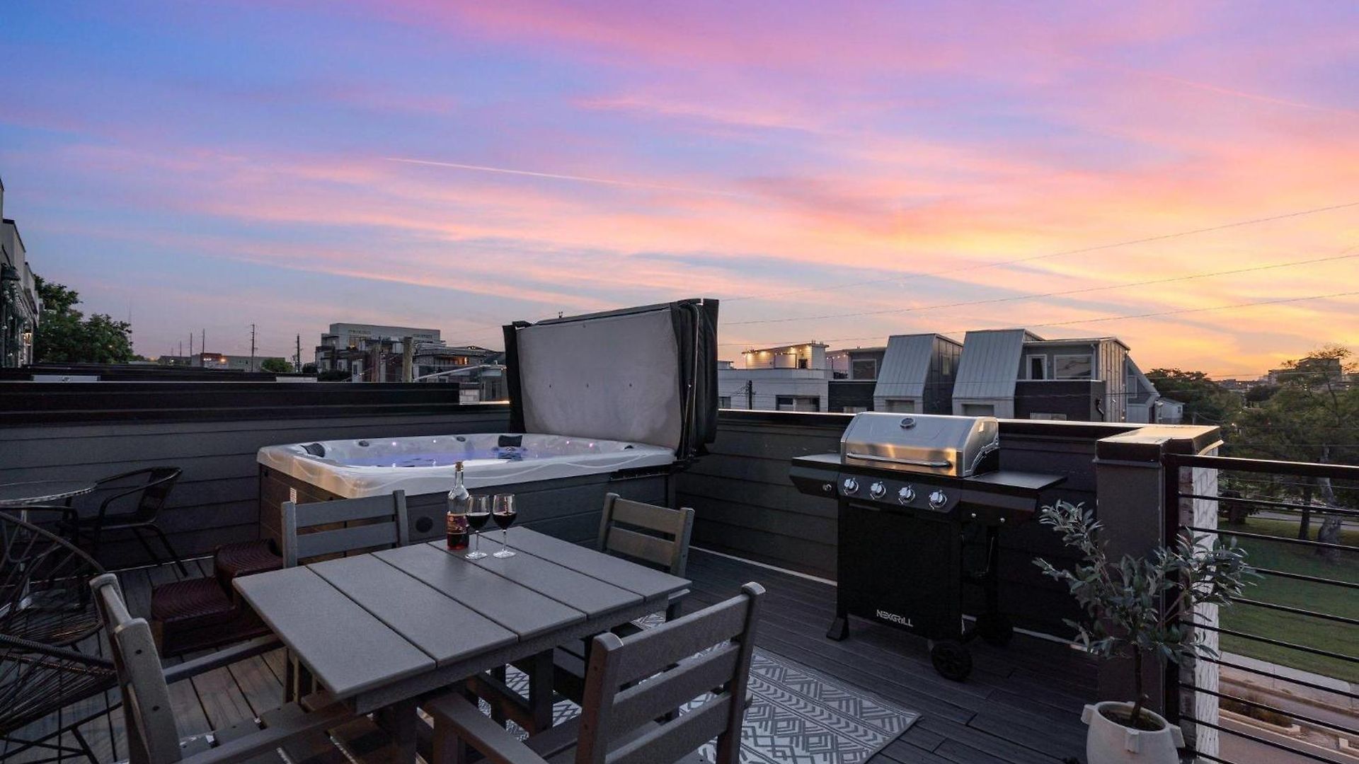 Boots & Broadway - 2 Units - Mins To Broadway *