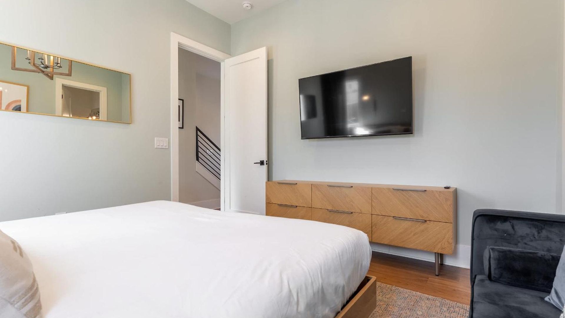 The Velvet Vinyl- Private Rooftop & Near Broadway Holiday home Nashville