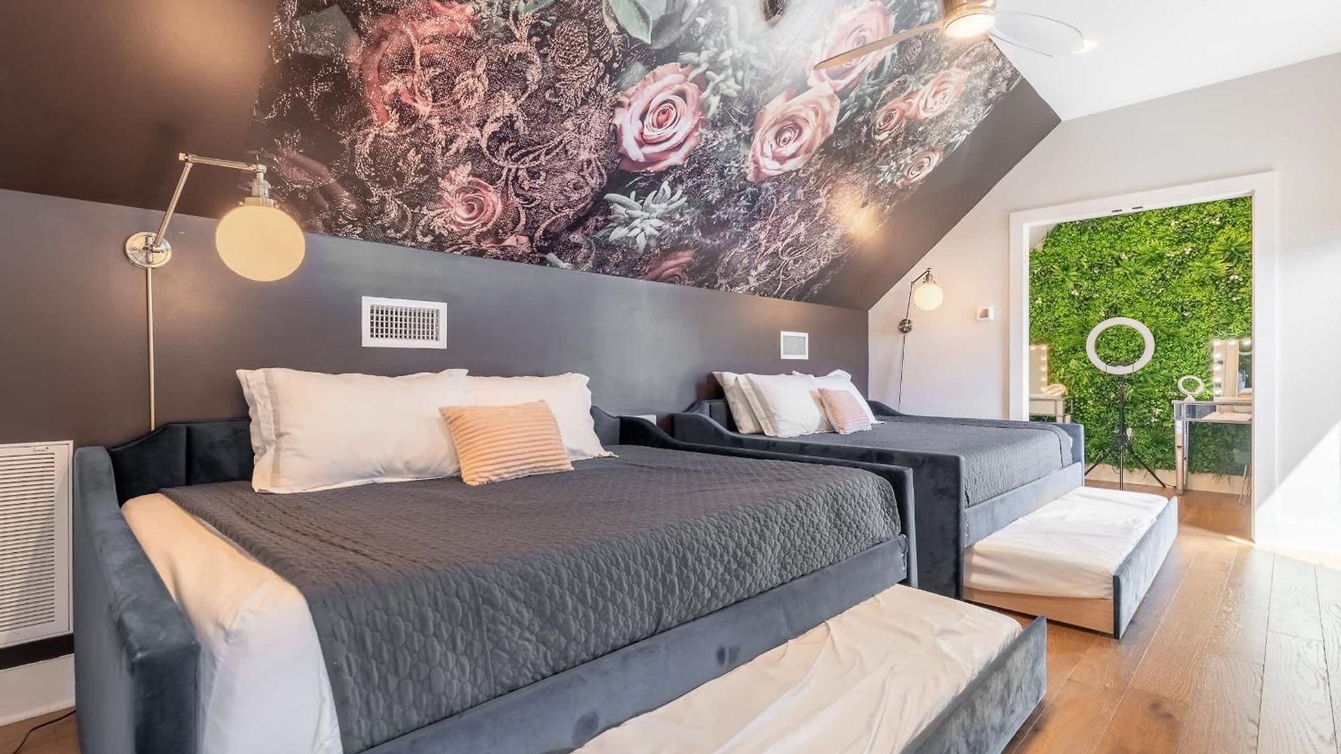The Velvet Vinyl- Private Rooftop & Near Broadway Holiday home Nashville