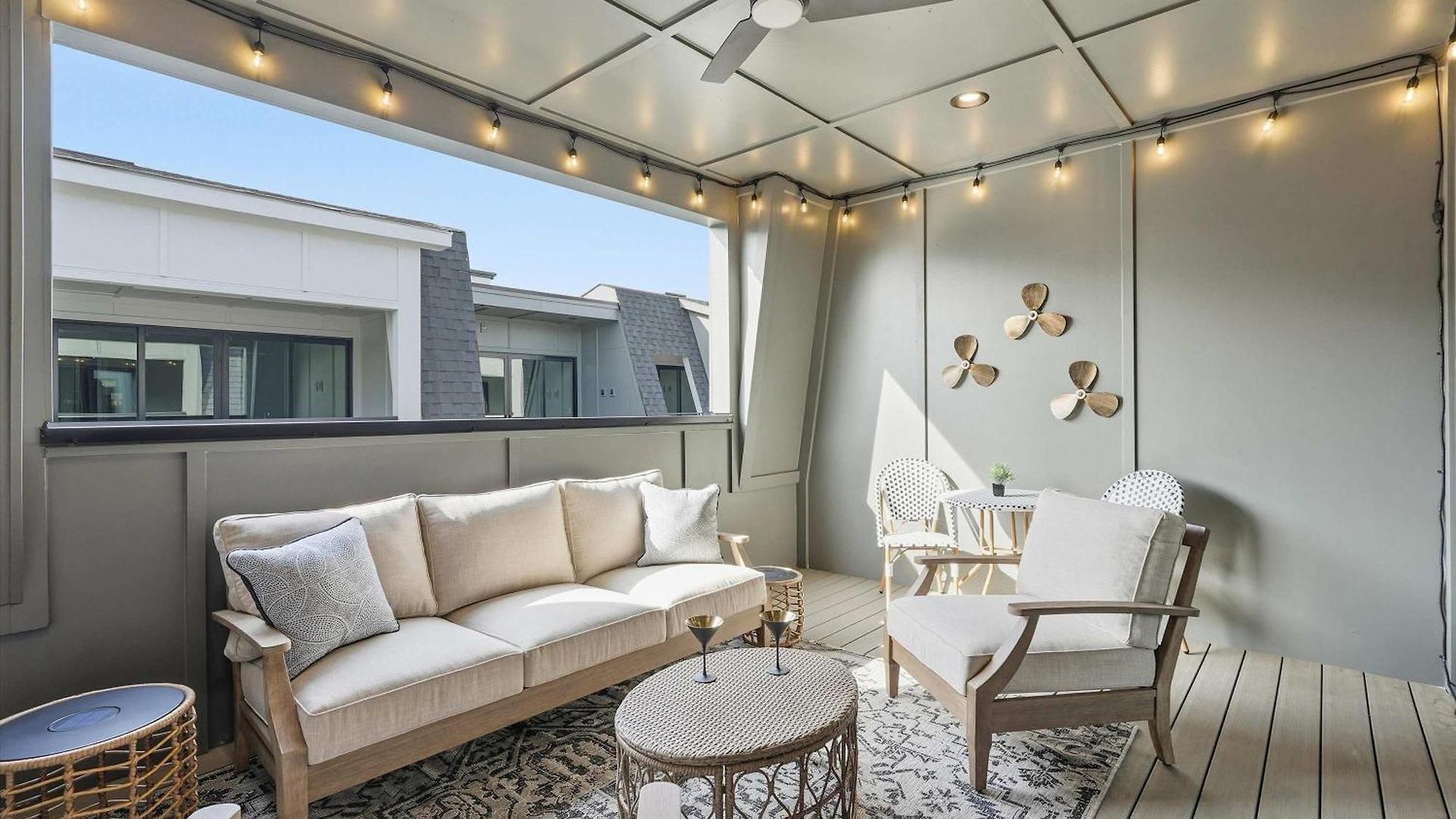 Luxury Gated Duo Sleeps 24 Karaoke & Rooftop Holiday home *