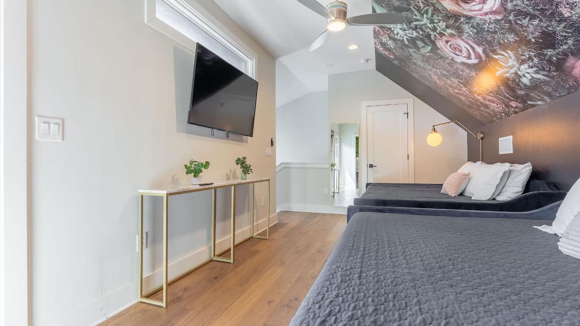 The Velvet Vinyl- Private Rooftop & Near Broadway Holiday home
