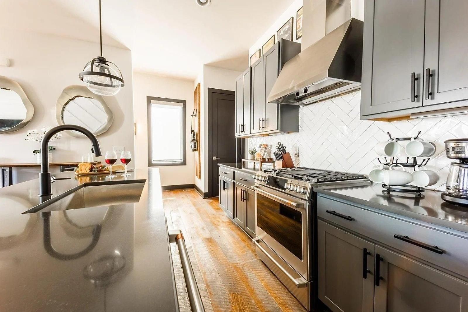 Boots & Broadway - 2 Units - Mins To Broadway
