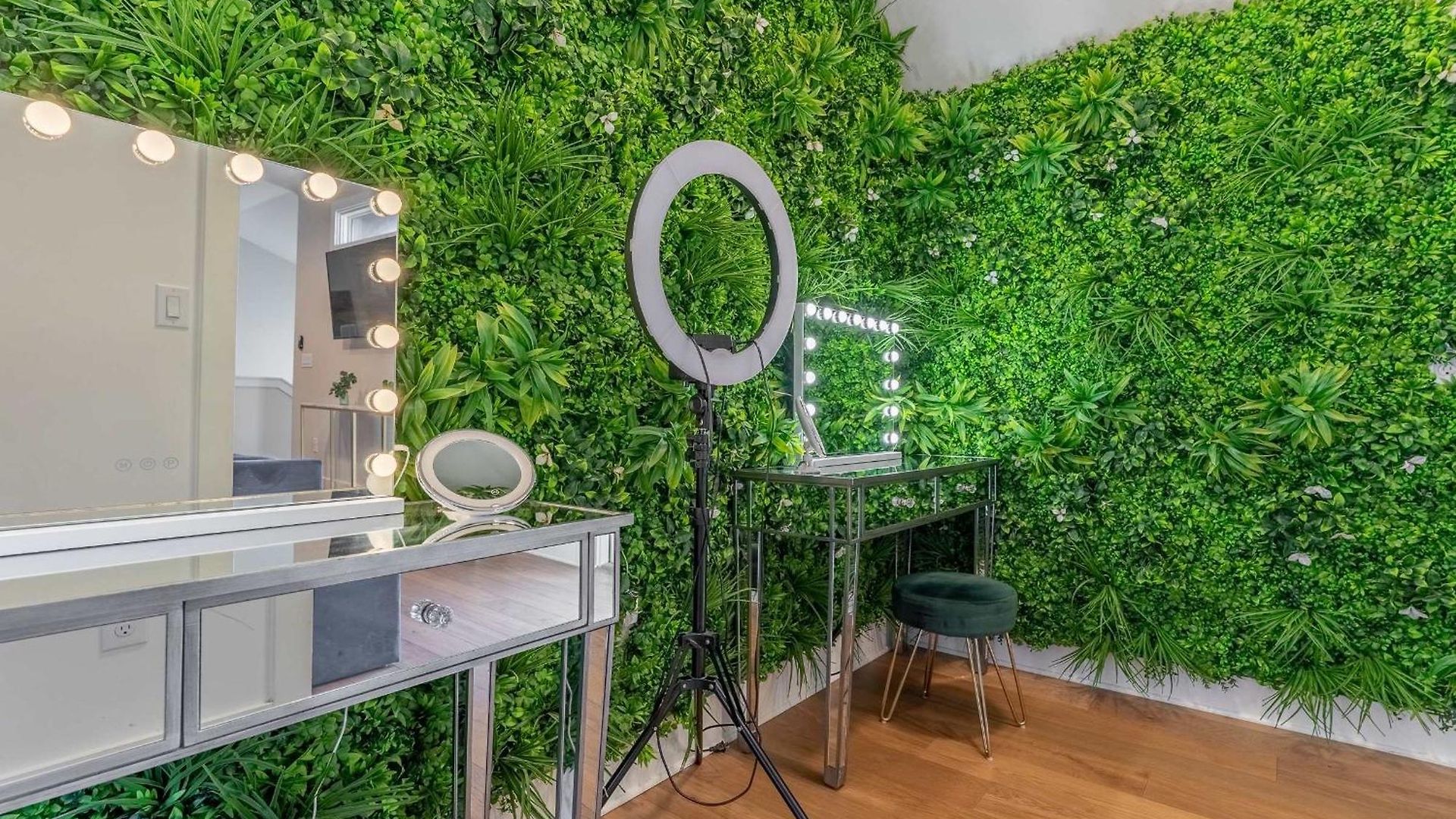 Holiday home The Velvet Vinyl- Private Rooftop & Near Broadway *