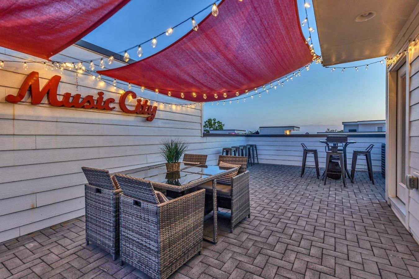 Rooftop Fire Pit + River Views 4br Sleeps 12 Holiday home Nashville