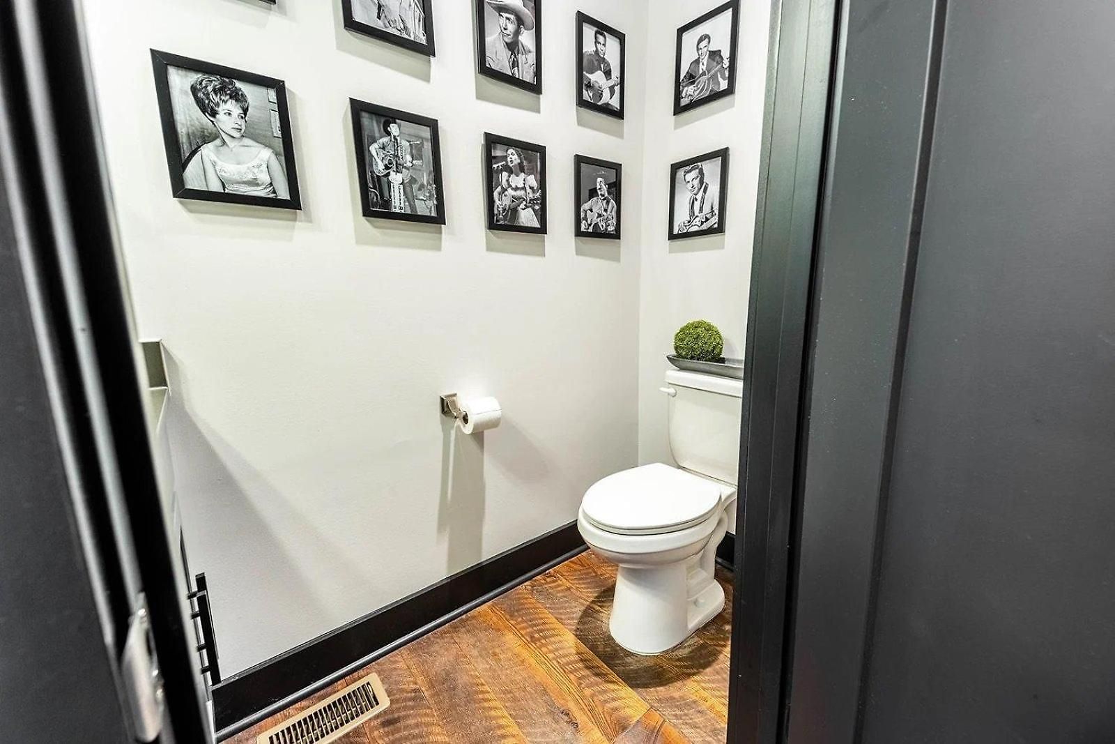 Boots & Broadway - 2 Units - Mins To Broadway