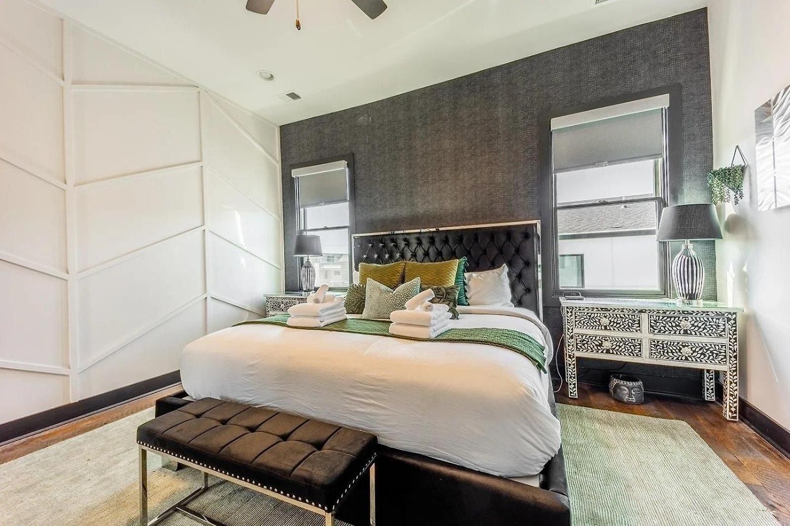 Boots & Broadway - 2 Units - Mins To Broadway