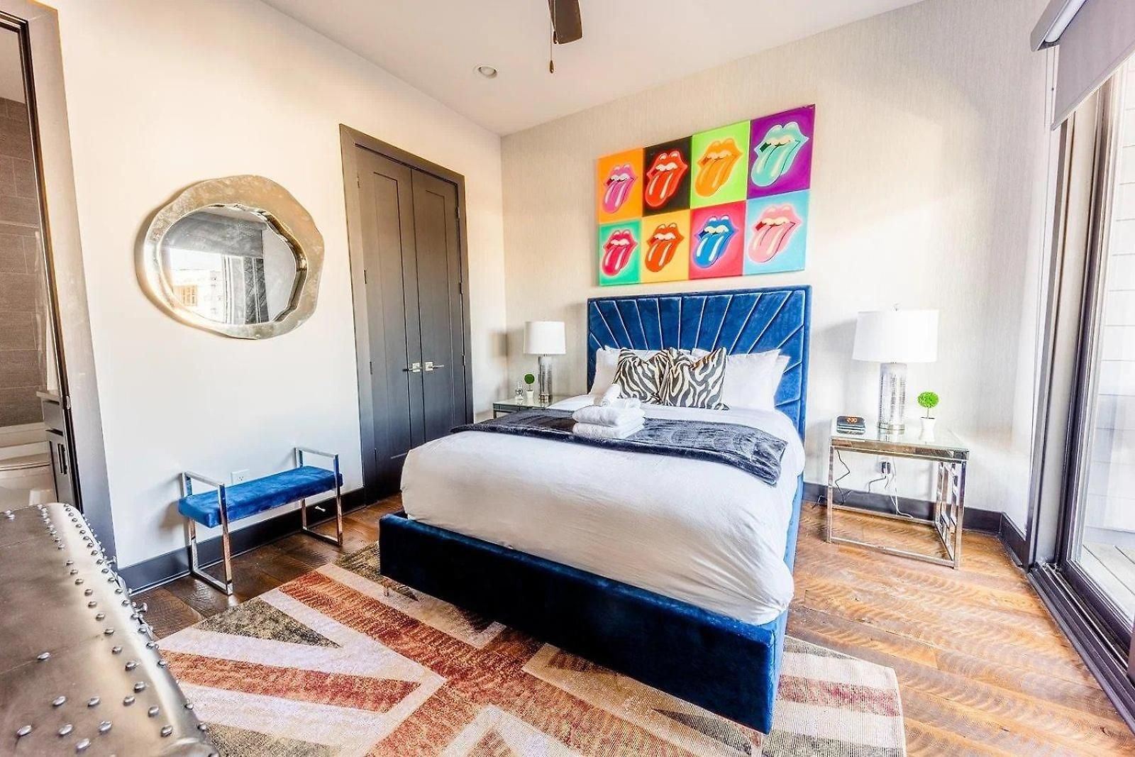 Boots & Broadway - 2 Units - Mins To Broadway *