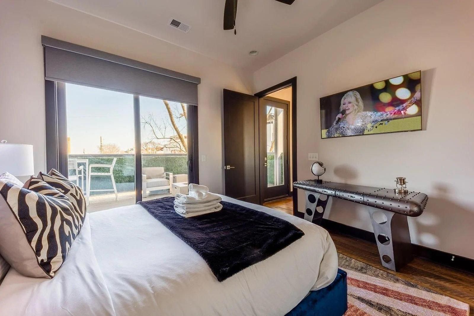 Boots & Broadway - 2 Units - Mins To Broadway *