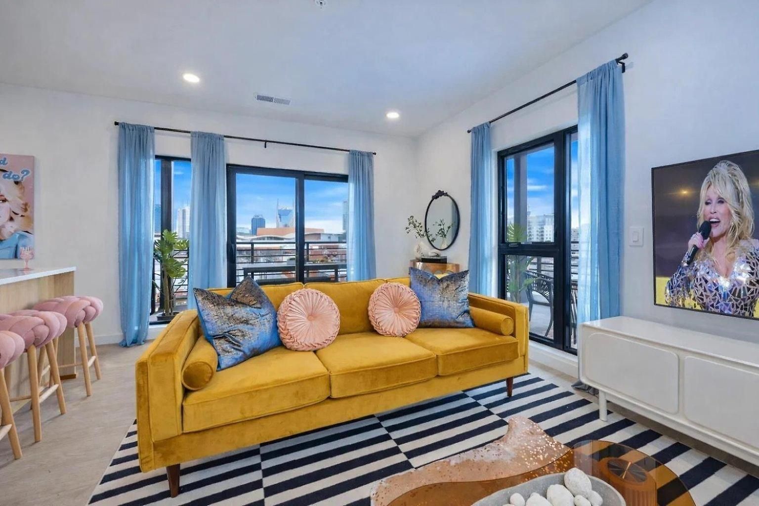 Hyve-anthem-private Balconies-walk To Broadway Holiday home