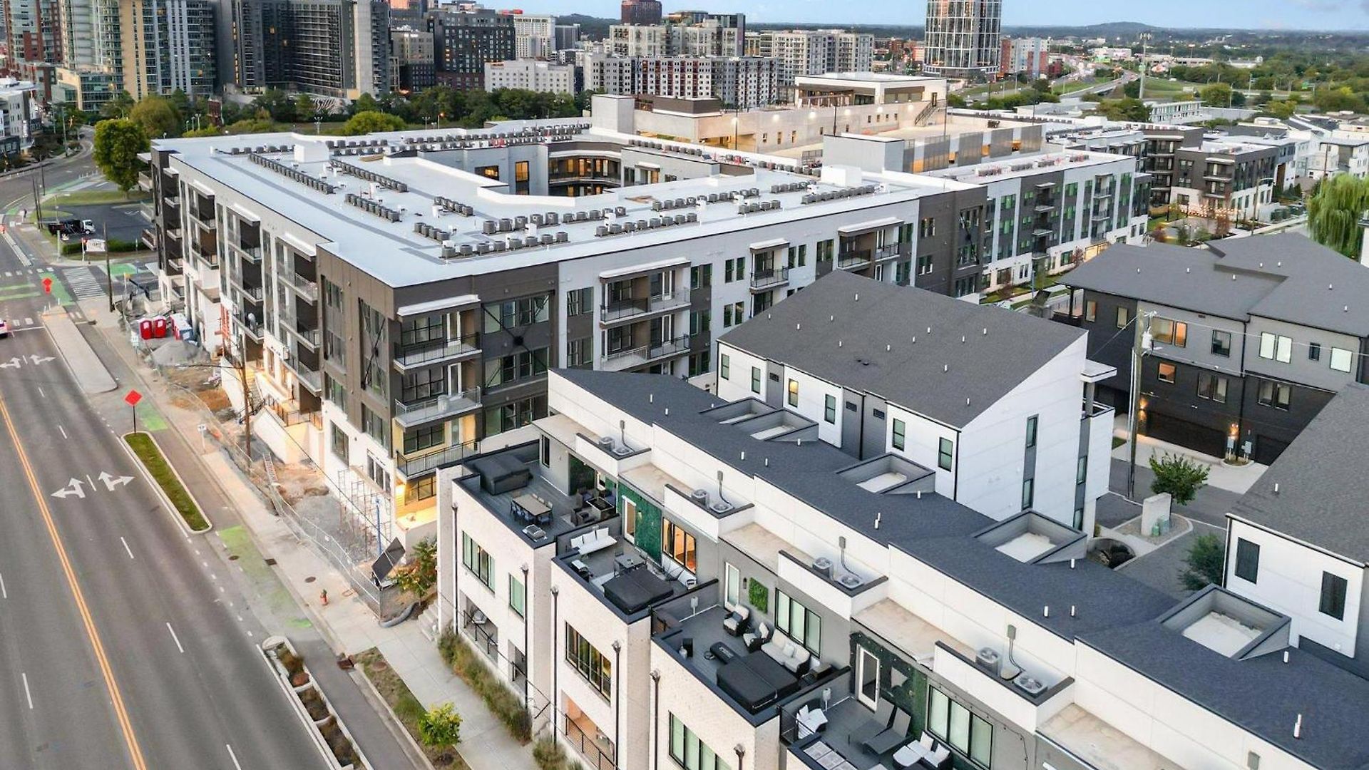 Boots & Broadway - 2 Units - Mins To Broadway