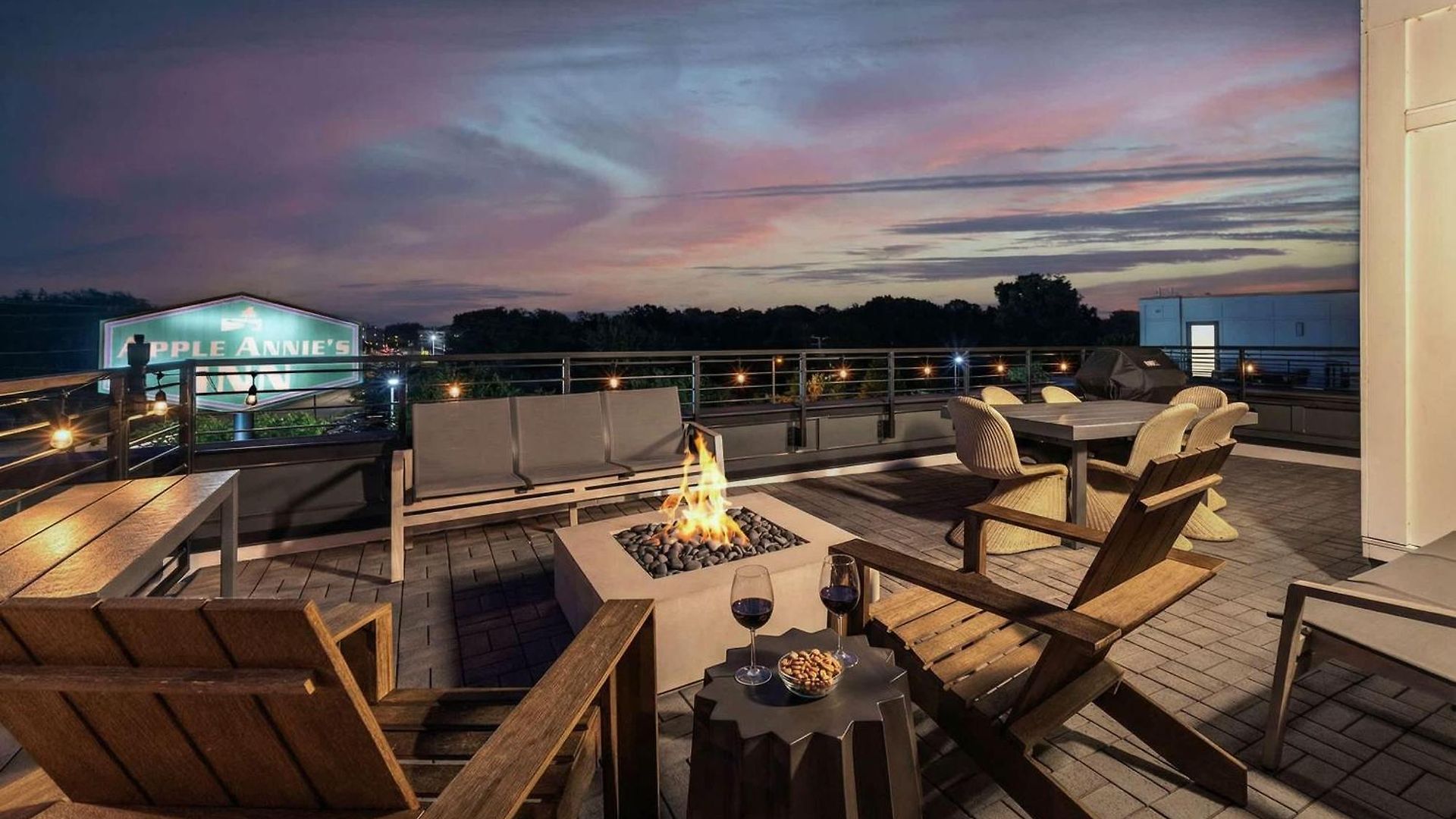 Holiday home Luxe 4br Retreat With Rooftop Fire Pit & Garage