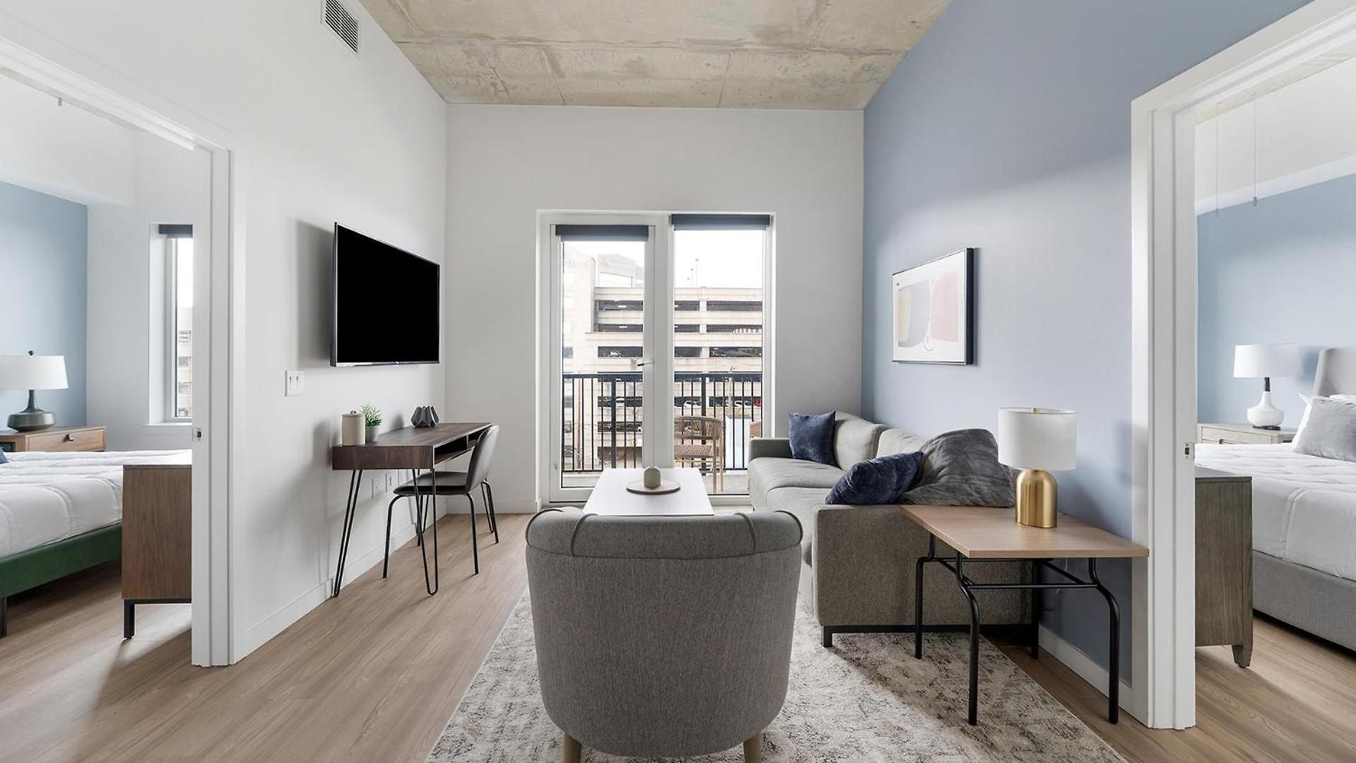Landing Stunning 2bd Gym Pool Nashville