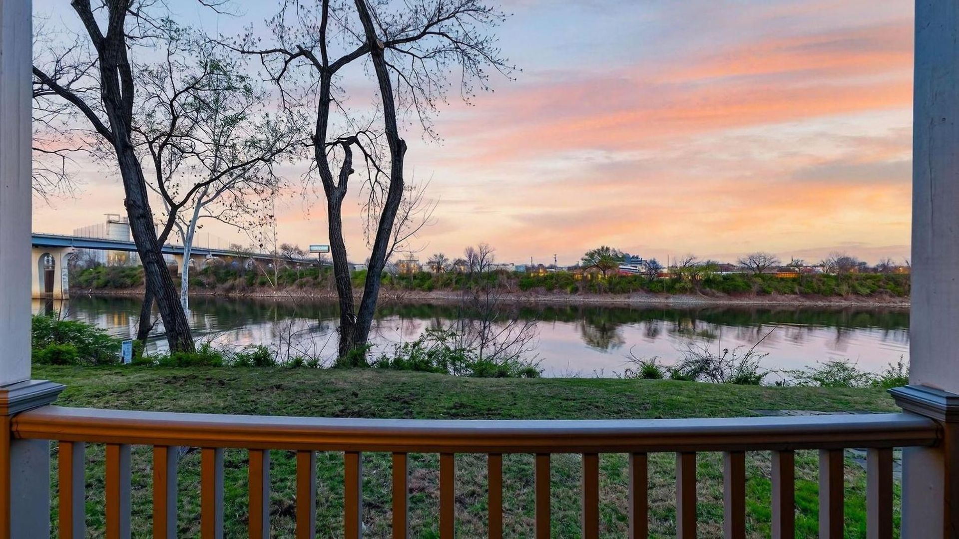 Riverfront Rhythm By Avantstay Apartment