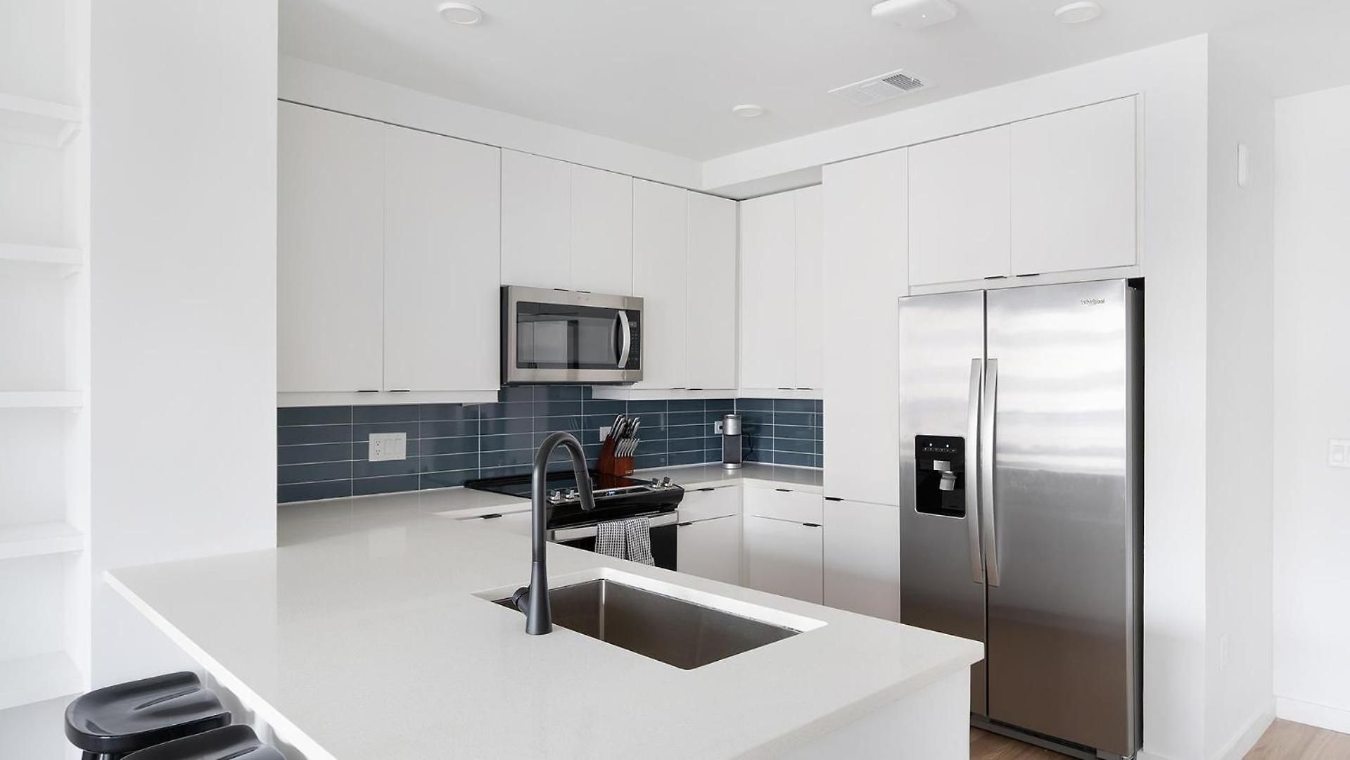 Landing Stunning 2bd Gym Pool *