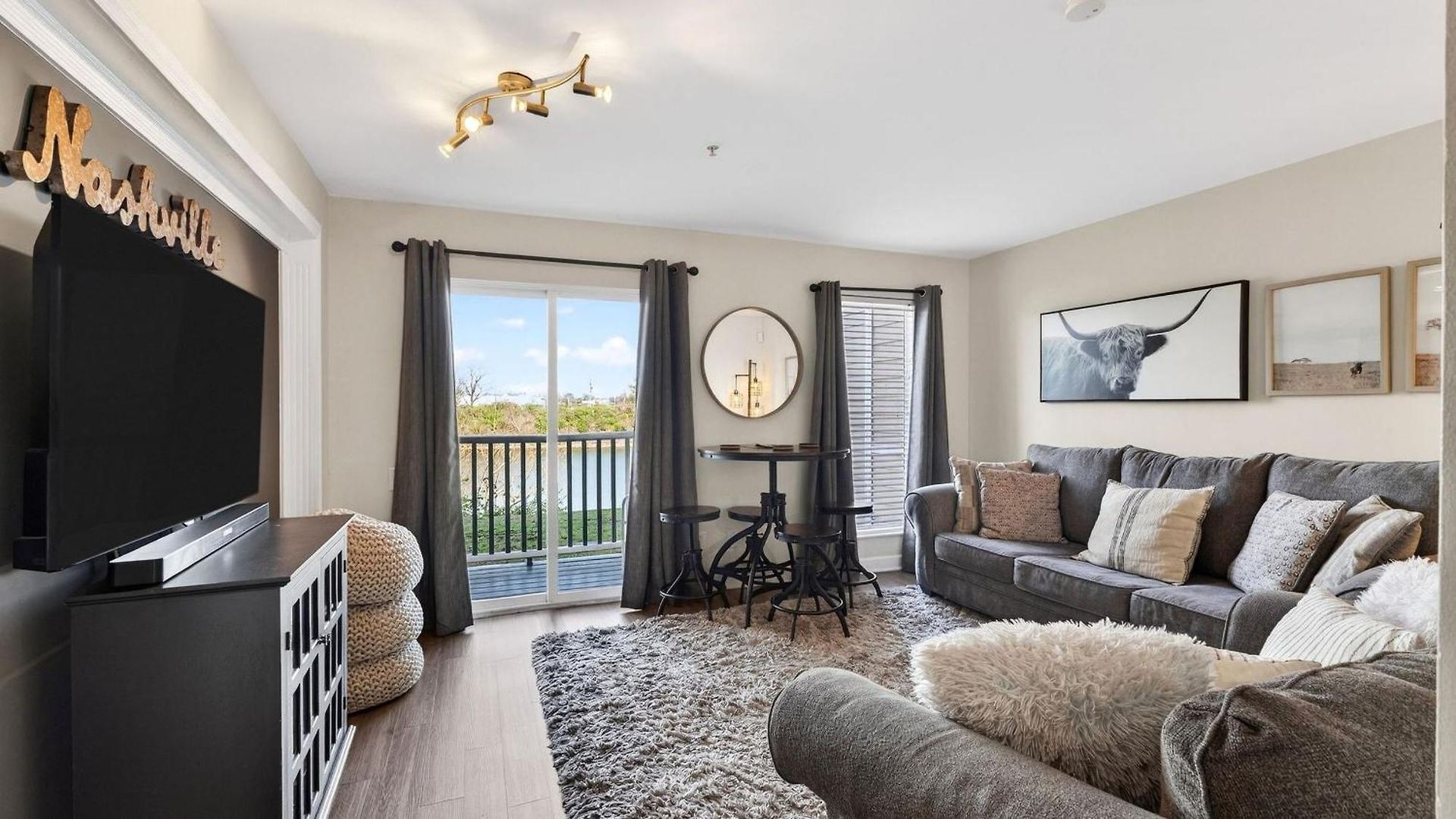 Apartment Riverfront Rhythm By Avantstay